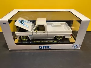 1/24 M2 CHASE CAR 1976 GMC SIERRA GRANDE 15 PICKUP PERSONALIZZATO BIANCO - Foto 1 di 4