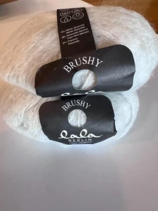 Lana Grossa, LaLa Berlin Brushy, 2 bolas, color 11 (blanco gris) 50 g, 148 yardas - Imagen 1 de 6