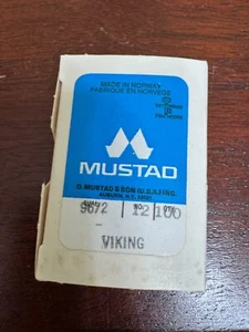#12 MUSTAD BRAND VIKING BOX MIT ANGELHAKEN NEW OLD STOCK (#8) - Bild 1 von 3