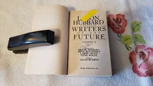 L. RON HUBBARD'S WRITERS OF THE FUTURE, VOL. 2   *SIGNED*  -RH- - Imagen 1 de 2