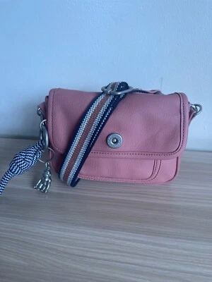 Kipling Inaki Pink Live Life Small Cross Body Schultertasche Metall Affe Anhänger - Bild 1 von 4