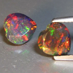 Par de piedras preciosas de corazón a juego de ópalo negro natural intermitente de 2,44 quilates de 8 mm  - Imagen 1 de 7