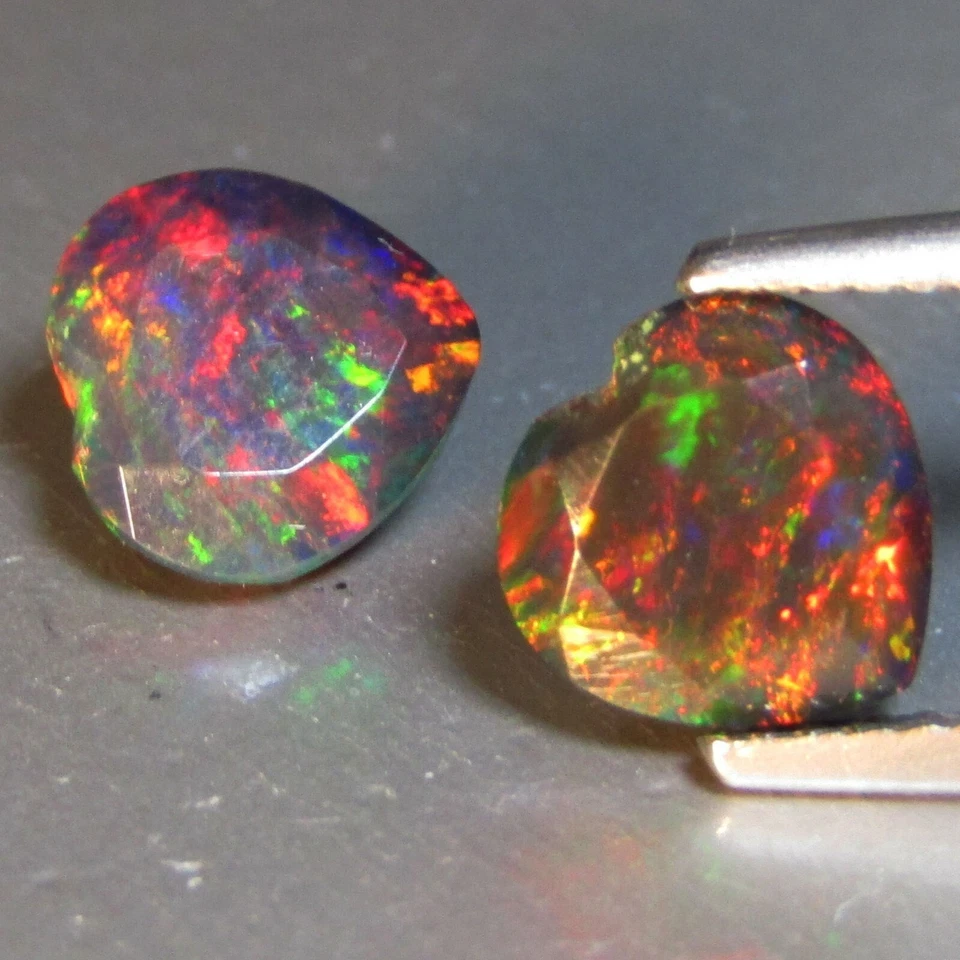 Мигающий натуральный черный опал 2,44 карата 8 мм подходящая пара драгоценных камней в форме сердца Эфиопия  - Изображение 1 из 4