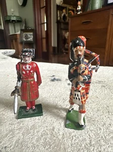 BLENHEIM MODEL English TOY SOLDIER GUARD & Unmarked Scottish Bagpipe Player - Picture 1 of 13