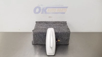 19 GMC YUKON DENALI XL УСТАНОВЛЕННАЯ НА КРЫШЕ АНТЕННА С АКУЛЬИМИ ПЛАВНИКАМИ БЕЛАЯ - Изображение 1 из 4