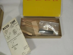 MODELLI SCALA N RAILHEAD LEGNO ACQUA AUTO SERBATOIO AUTO LEGNO ARTIGIANO KIT NUOVO - Foto 1 di 4