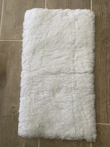 Nueva almohadilla de lana sintética de 20” x 11” para silla, cama para mascotas, caja para mascotas, muletas lavable - Imagen 1 de 2
