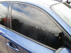 BMW E87 1 SERIES 5DR DRIVERS SIDE FRONT WINDOW DROP GLASS TINTED - Imagen 1 de 1