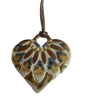 Colgante Artesanal Artesanal Arcilla Esmaltada Cerámica Corazón Plumas y Flechas Boho Foto 1 de 4