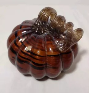 Zucca in vetro artistico soffiato a mano arancione iridescente e nero gambo riccio 5" x 4" usata in ottime condizioni - Foto 1 di 7