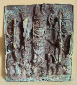 ANTICA TARGA BRONZO BENIN OBA KING BATTLE soldati statua scultura africana!! - Foto 1 di 11