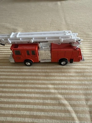 Camión de bomberos con escalera de montaje trasero Foto 1 de 4