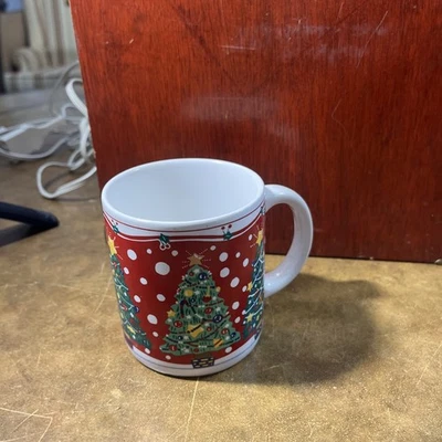 Árvore de Natal com presentes e caneca de bolinhas - xícara de café de férias  - Imagem 1 de 4