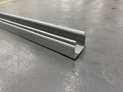 Conducto de PVC Panduit HS2x2LG6NM sólido con bisagras sin orificios de montaje gris 2"x2"x6 pies Foto 1 de 3