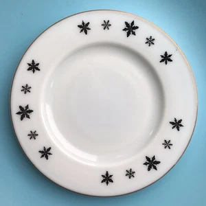 1 Vintage JAJ Pyrex Snowflake Christmas Gaiety Gold Rimmed Dinner Plate D 25 cm - Picture 1 of 7