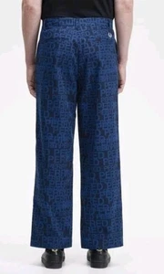 Pantalone Fred Perry testo grafico monogramma blu nero sfumato cobalto W30 L30 - Foto 1 di 4