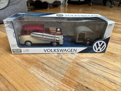 Camión Volkswagen Kombi Ute Motor Max nuevo en caja con cámper y tabla de surf, 1/24 Foto 1 de 4
