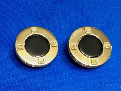 Pendientes de clip redondos con logotipo marcado Givenchy tono dorado con centro de acrílico negro Foto 1 de 4