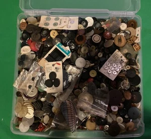 Lote de botones antiguos de colección 10-11 libras concha de costura baquelita plástico fregona de metal única - Imagen 1 de 21