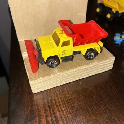 Vintage 1990 Matchbox Highway Maintenance Truck Diecast No. 45 Yellow Red - Image 1 of 4