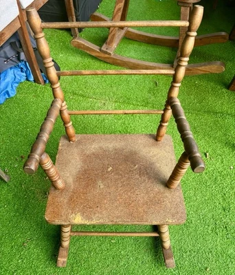 Mecedora pequeña vintage. Posiblemente para una muñeca o un niño pequeño. Foto 1 de 2