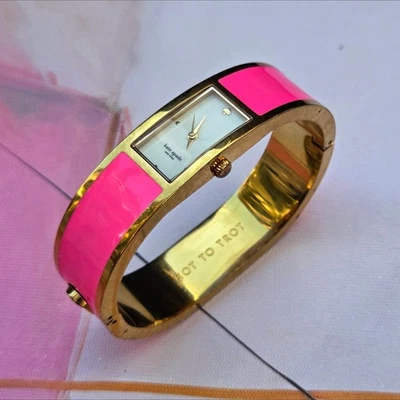 Brazalete de reloj Kate Spade Hot to Trot Carrusel enchapado en oro y rosa Foto 1 de 4