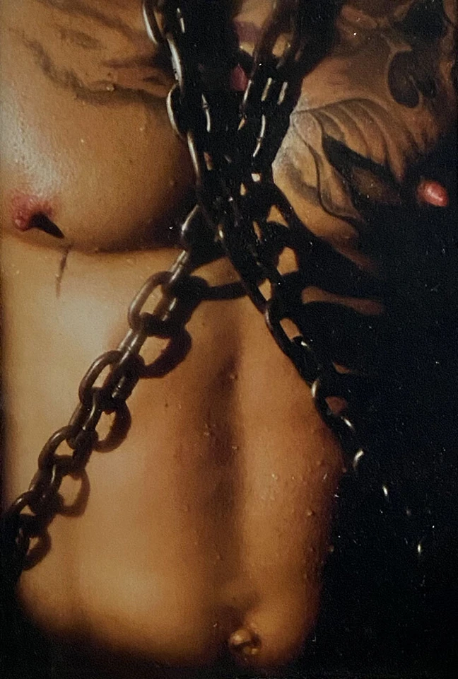 "Tat in Chain" - Impresión cromogénica de Costas Foto 1 de 1