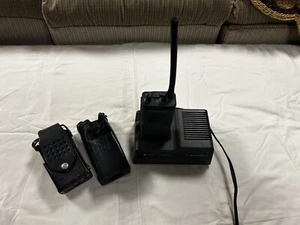 Motorola Mt1000 Handheld Radio And Holsters - Zdjęcie 1 z 4