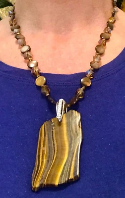 Colgante de ojo de tigre dorado hecho a mano con collar de fianza envuelto en alambre Foto 1 de 4