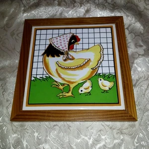 Vintage/Retro Holz und Fliesen hängende Wohndeko: Henne und Küken (Bauernhof, Hühner) - Bild 1 von 8