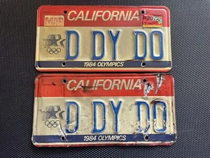 PAR DE MATRÍCULAS DE CALIFORNIA OLÍMPICAS D DY DO 1984 MARCHA OLÍMPICA - Imagen 1 de 4