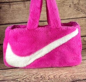 Nike Sportswear große Reisetasche mit Kunstfell fuchsia/weiß FB3050 617 - Bild 1 von 16
