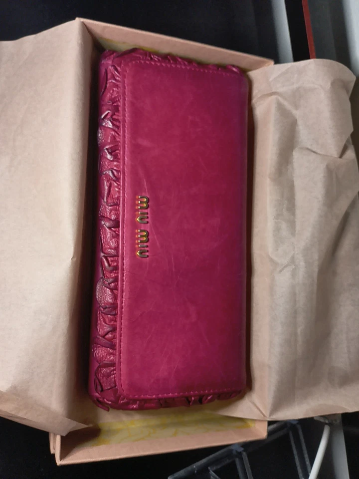 Carteira longa vermelha Miu Miu Vitello Ruches Fuxia autêntica com caixa usada do Japão - Imagem 1 de 4