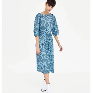 Vestido túnica bordado azul y verde de Zara - Imagen 1 de 5