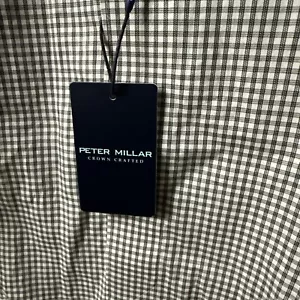 Camisa Peter Millar Corona Artesanal Acabado Flexible Gris Cuadros Nueva con Etiquetas Botones S Precio de venta sugerido por el fabricante $250 - Imagen 1 de 6