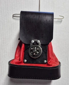 Bolsa de cuero Fantasy Hip en rojo y negro con accesorios antiguos de níquel - Imagen 1 de 7