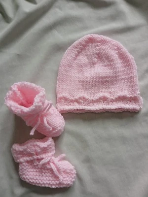 Nuevo Bebé Niña Tejido a Mano Sombrero + Botas Conjunto Rosa Talla 0-3 Meses Foto 1 de 4