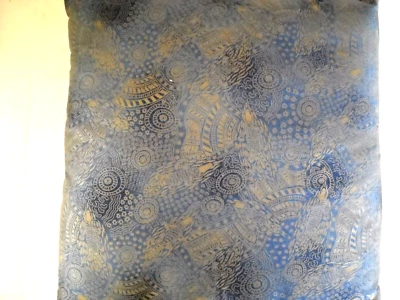 **PATRÓN ABSTRACTO COJÍN BASE AZUL COLOR 35cm x 35cm CON FUNDA CREMALLERA** Foto 1 de 3