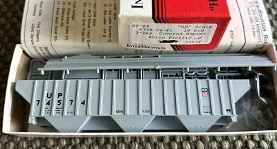 InterMountain HO Kit UP-08 4750 Cu Ft 3-Bay Cov Hopper Union Pacific 74574 - Image 1 of 4