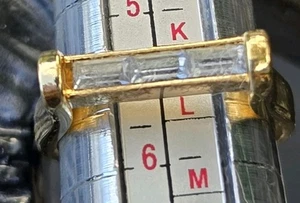 Anello Avon vintage strass bianchi tono oro misura 5,75 bigiotteria  - Foto 1 di 7