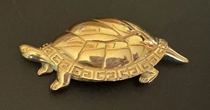 Broche prendedor vintage con logotipo de tortuga en tono dorado: firmado Givenchy Nueva York París - Imagen 1 de 6