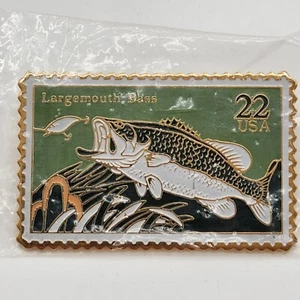 Vintage 1986 Largemouth Bass USA 22C Postage Stamp Lapel Pin USPS Gold Tone - Bild 1 von 2