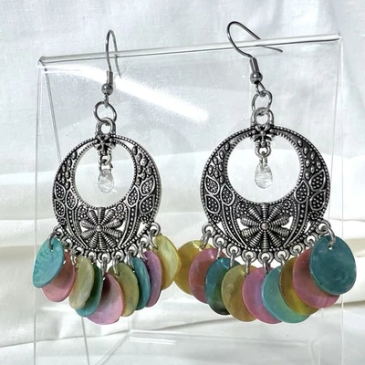 Pendientes Colgantes Boho Tono Plata REIMAGINADOS con Discos de Concha Multicolor Foto 1 de 4