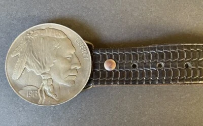 Hebilla de cinturón artesanal de metal Indiana - níquel búfalo - sobre cinturón de cuero negro Foto 1 de 4