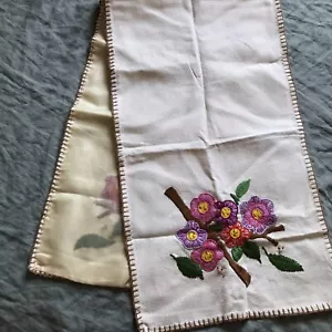 Handwerkliche Handarbeit Blumen bestickt Häkelkante Tischläufer 51,5 x15 Zoll - Bild 1 von 7