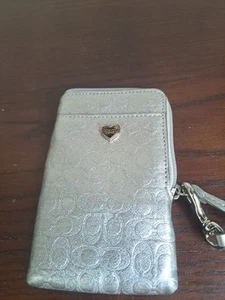 Coach Silver Metallic Corner Zip Wristlet - Imagen 1 de 12