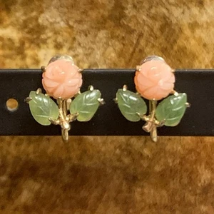 Ohrringe Gold, rosa Koralle und Jade Rose Blume Clip/Dreh geschnitzt Vintage zierlich - Bild 1 von 8