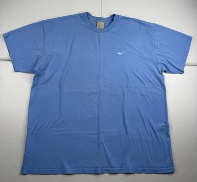 Camiseta De Colección Nike Essential UNC Bebé Azul Gris Etiqueta Swoosh Y2K Cuadrada Para Hombres 2XL Foto 1 de 4