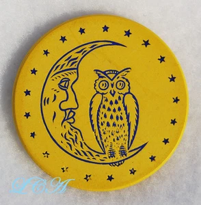 RARA FICHA DE PÓQUER AMARILLA GRITA antigua con excelente foto de búho en luna creciente - Imagen 1 de 2