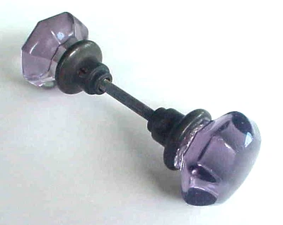 Perillas de puerta de vidrio antiguas de 8 puntos de lavanda púrpura con soportes de latón. 1 par. Foto 1 de 4